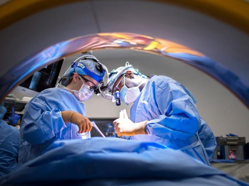 neurosurgeons-performing-brain-surgery